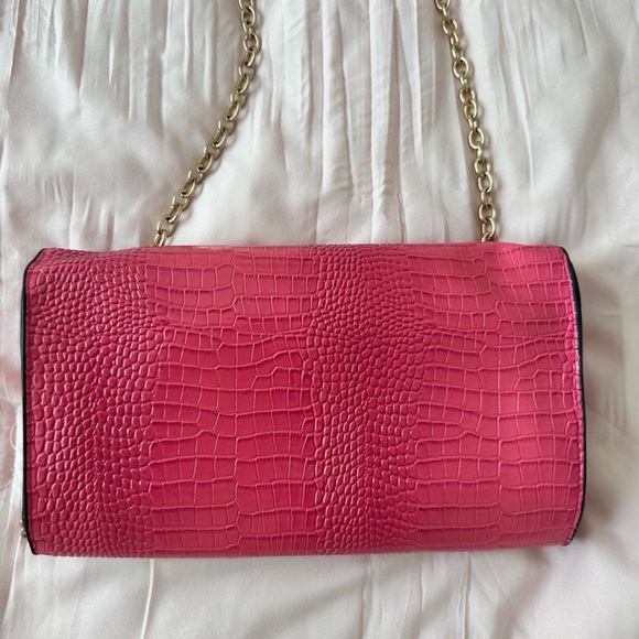Pink Crocodile-Embossed Chain Shoulder Bag - Picture 2 of 3